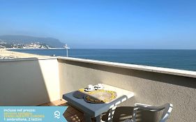RS323 - Marcelli, bilocale fronte mare con spiaggia inclusa